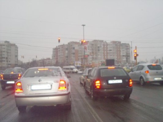 Utilaje şi material antiderapant, pe drumurile din Constanţa